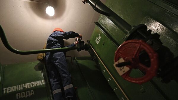 Сотрудник коммунальной службы во время ремонта водоснабжения. Архивное фото - Sputnik Кыргызстан