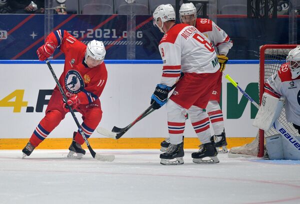 Президент РФ В. Путин принял участие в гала-матче Ночной хоккейной лиги - Sputnik Кыргызстан