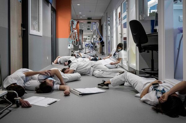 Демонстрация медперсонала в Бельгии по случаю  международного дня медсестры - Sputnik Кыргызстан