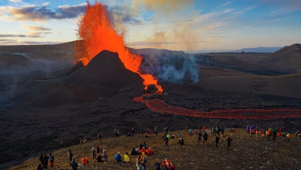 Люди наблюдают как потоки лавы извергаются из вулкана Фаградалсфьяль на полуострове Рейкьянес на юго-западе Исландии - Sputnik Кыргызстан
