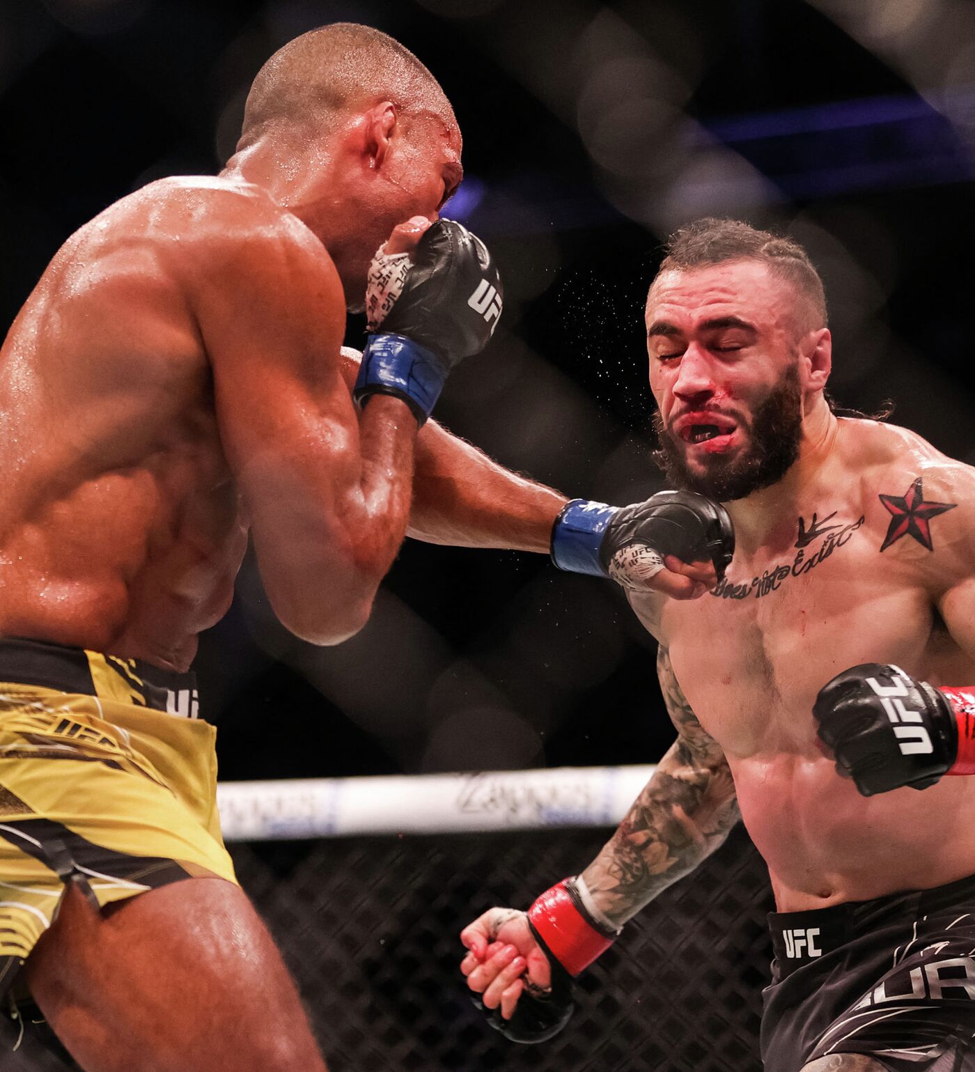 Боец упал спустя 5 секунд после удара — видео необычного нокаута на UFC 262 - 17.05.2021, Sputnik Кыргызстан
