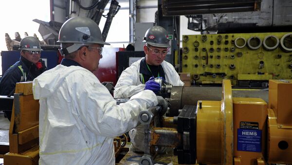 Сотрудники во время работы на заводе по обогащению золотоносной руды добываемой на руднике Кумтор - Sputnik Кыргызстан