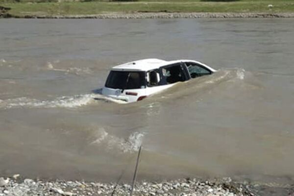 В Узгенском районе Ошской области автомобиль упал в реку, погибли два человека - Sputnik Кыргызстан