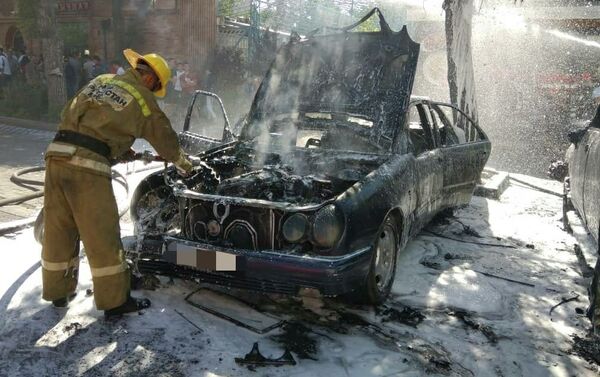 В центре Бишкека сгорел легковой автомобиль, пламя перекинулось на другую машину - Sputnik Кыргызстан