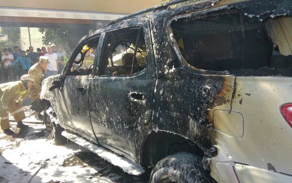 Загорелся Mercedes, припаркованный на улице Орозбекова (на пересечении с Киевской). Он сгорел полностью, огонь также повредил стоявшую рядом Toyota. - Sputnik Кыргызстан