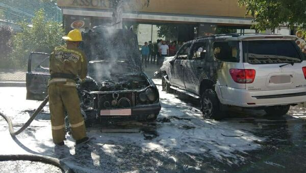 В центре Бишкека сгорела легковая машина, пламя повредило и другое авто - Sputnik Кыргызстан