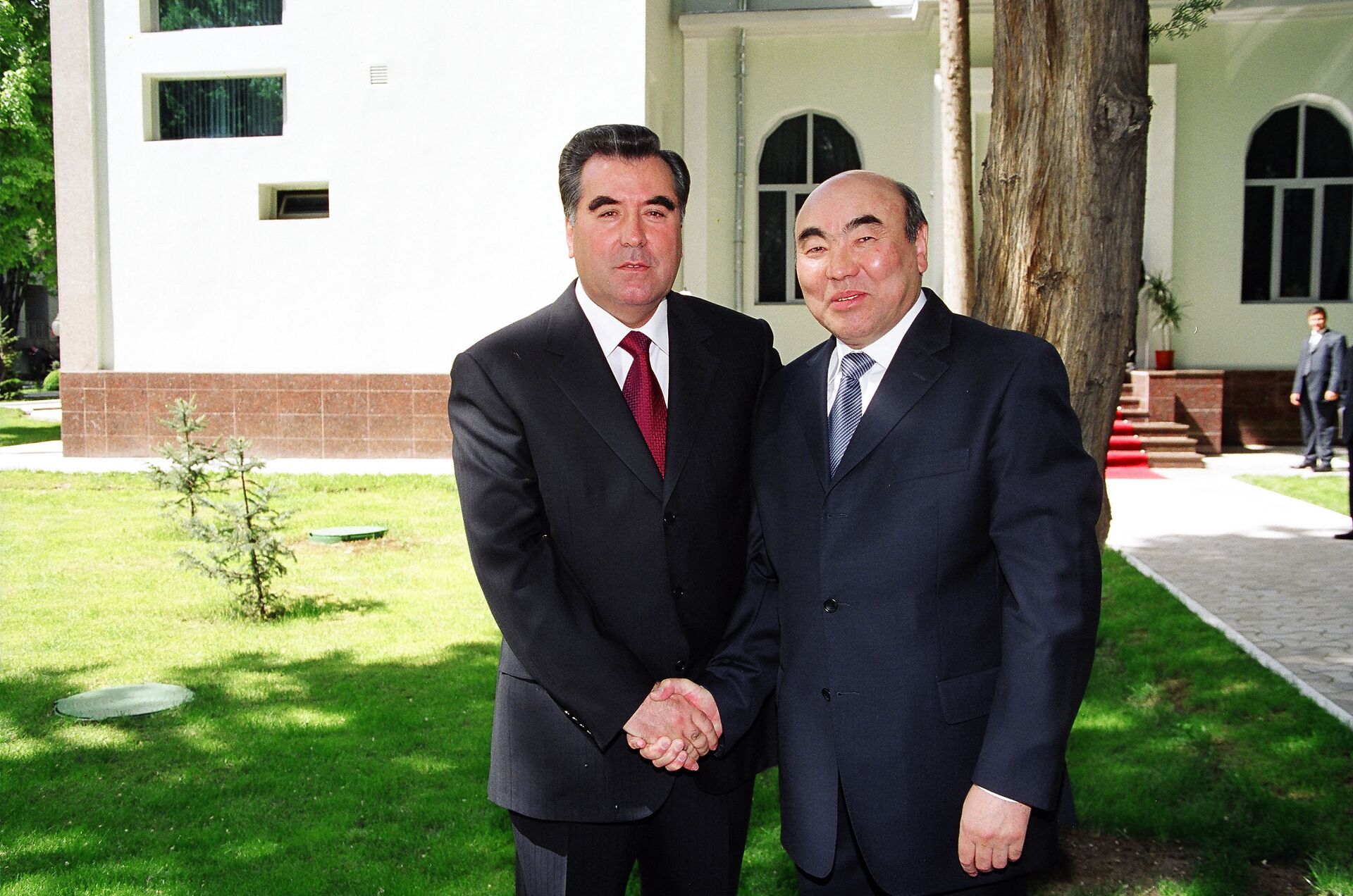 Президент Кыргызстана Аскар Акаев и президент Таджикистана Эмомали Рахмон - Sputnik Кыргызстан, 1920, 16.12.2021