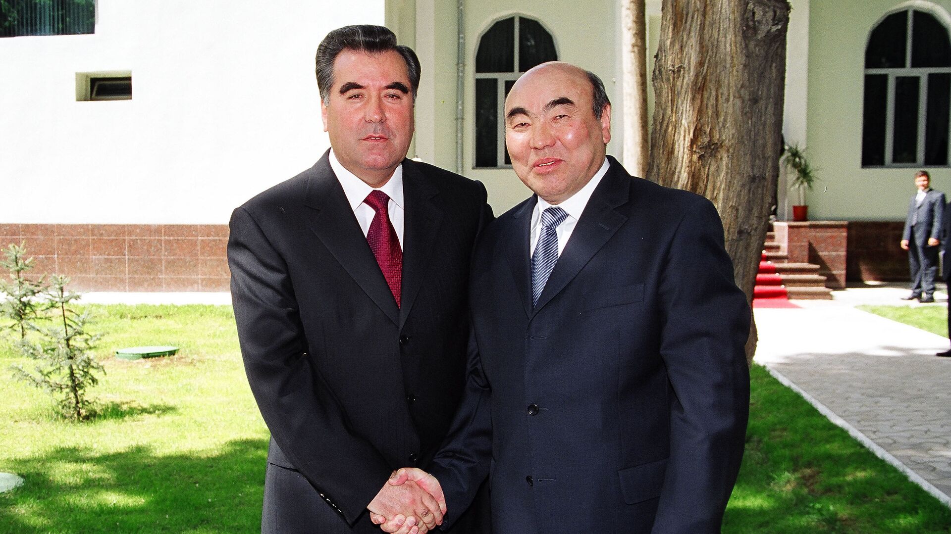 Первый президент КР Аскар Акаев и президент РТ Эмомали Рахмон. Архивное фото - Sputnik Кыргызстан, 1920, 20.09.2022