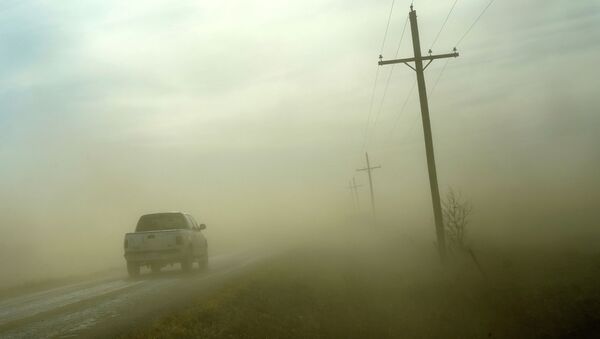 Автомобиль попадает в песчаную бурю. Архивное фото - Sputnik Кыргызстан