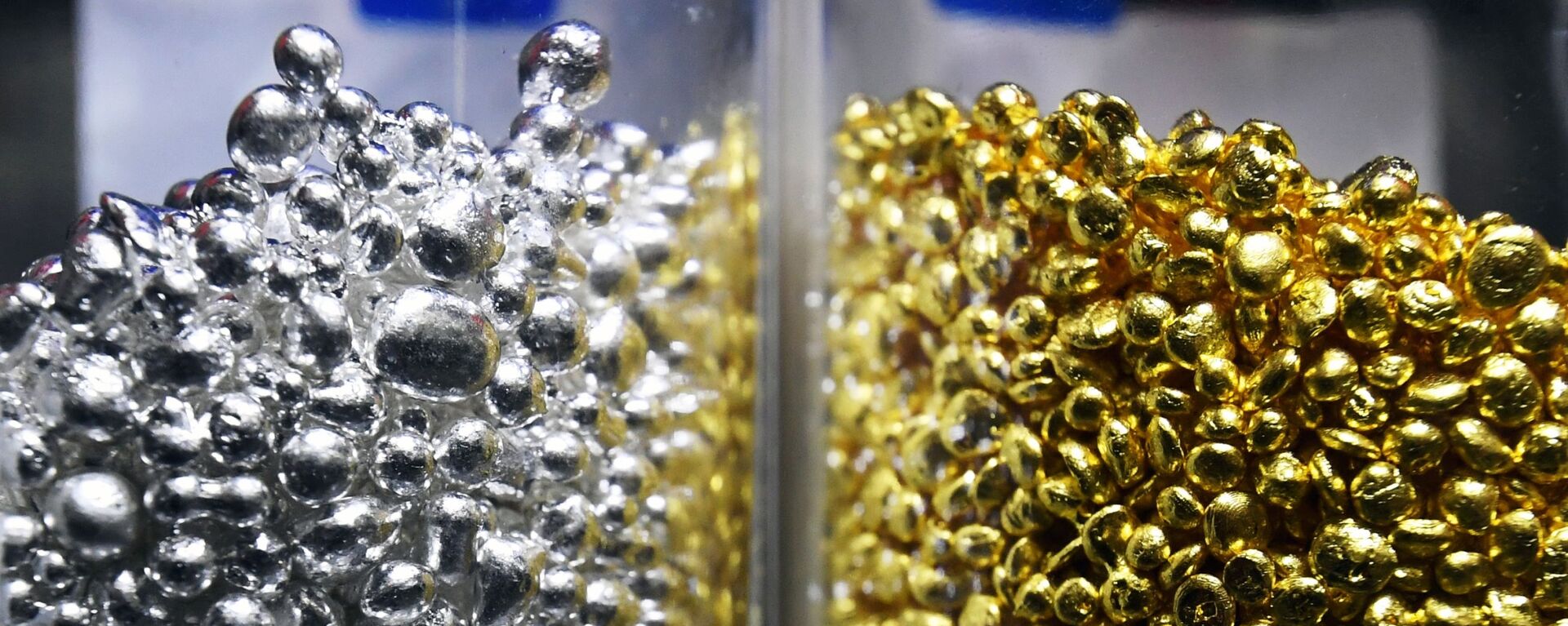 Аффинированное золото и серебро высшей пробы 99,99 процентов чистоты в гранулах. Архивное фото - Sputnik Кыргызстан, 1920, 19.05.2021
