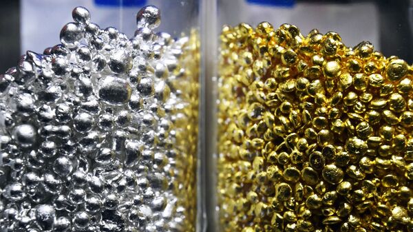 Аффинированное золото и серебро высшей пробы 99,99 процентов чистоты в гранулах. Архивное фото - Sputnik Кыргызстан
