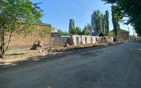 Демонтированы заборы и хозяйственные постройки по улице Ак-Тилек поскольку там предлагается реконструировать дорогу - Sputnik Кыргызстан