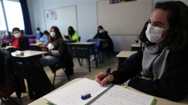 Ученики в масках во время урока в частной школе. Архивное фото - Sputnik Кыргызстан