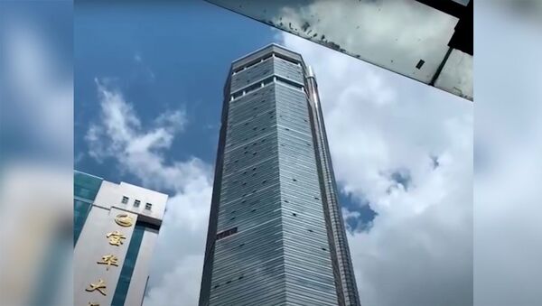 Зашатавшийся небоскреб вызвал панику в центре китайского города — видео - Sputnik Кыргызстан