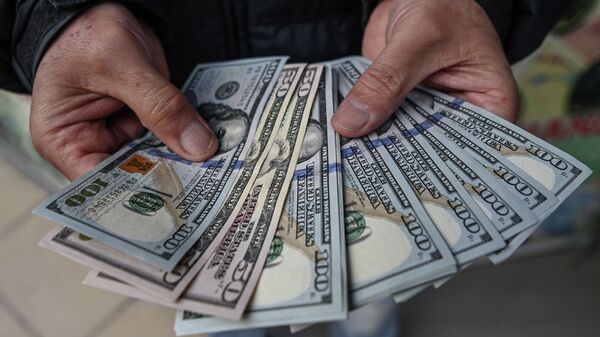 Мужчина демонстрирует доллары США. Архивное фото - Sputnik Кыргызстан