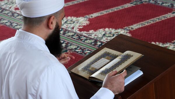 Молдо читает Коран. Архивное фото - Sputnik Кыргызстан