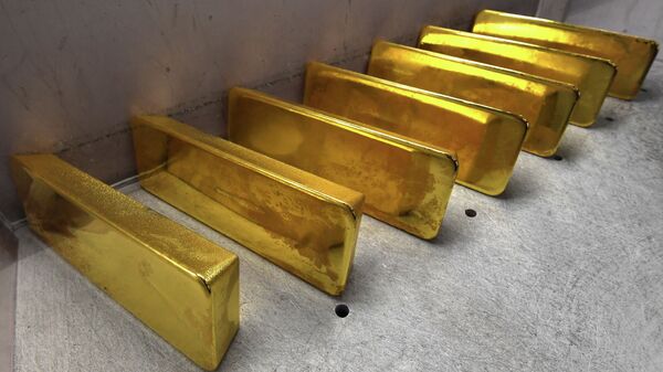 Золотые слитки высшей пробы 99,99 процентов чистоты. Архивное фото - Sputnik Кыргызстан