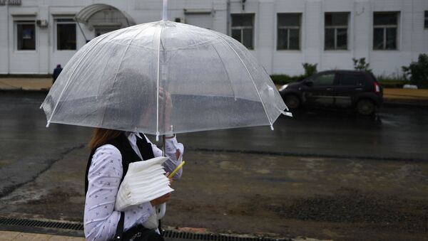 Девушка на одной из улиц во время дождя. Архивное фото - Sputnik Кыргызстан
