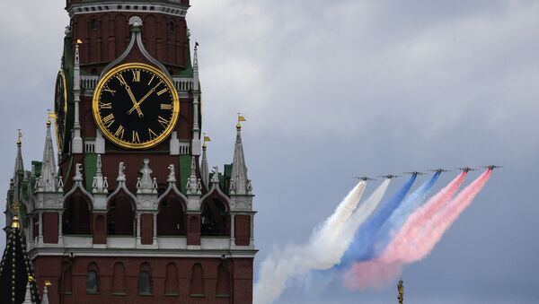 Самолеты-буксировщики пролетают возле Кремля - Sputnik Кыргызстан