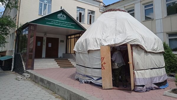 Кыргызстан мусулмандар дин башкармалыгынын имаратынын алдында митинг өтүүдө - Sputnik Кыргызстан