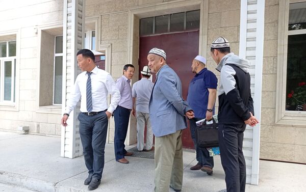 Возле здания Духовного управления мусульман Кыргызстана проходит митинг - Sputnik Кыргызстан