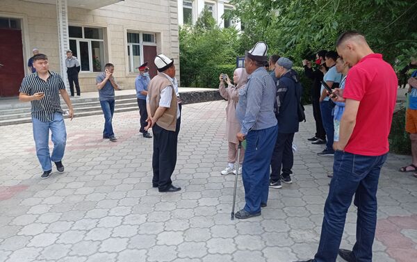 Как сообщает корреспондент Sputnik, здесь собрались менее 10 митингующих, несколько наблюдателей и журналисты - Sputnik Кыргызстан