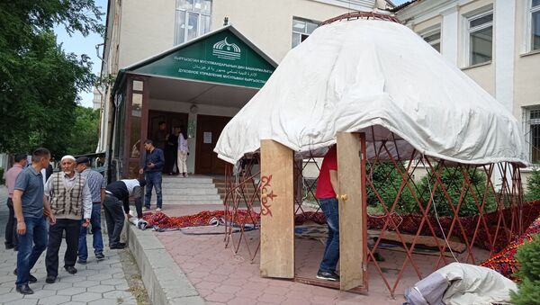 Юрта митингующих, требующих чтобы муфтия избирал народ Кыргызстана у здания муфтията в Бишкеке - Sputnik Кыргызстан