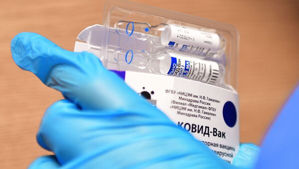 Медик больницы в достает из упаковки ампулу вакцины Спутник V - Sputnik Кыргызстан
