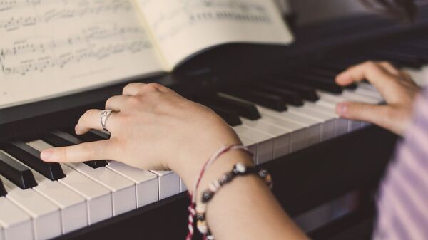 Девушка играет на пианино. Архивное фото - Sputnik Кыргызстан