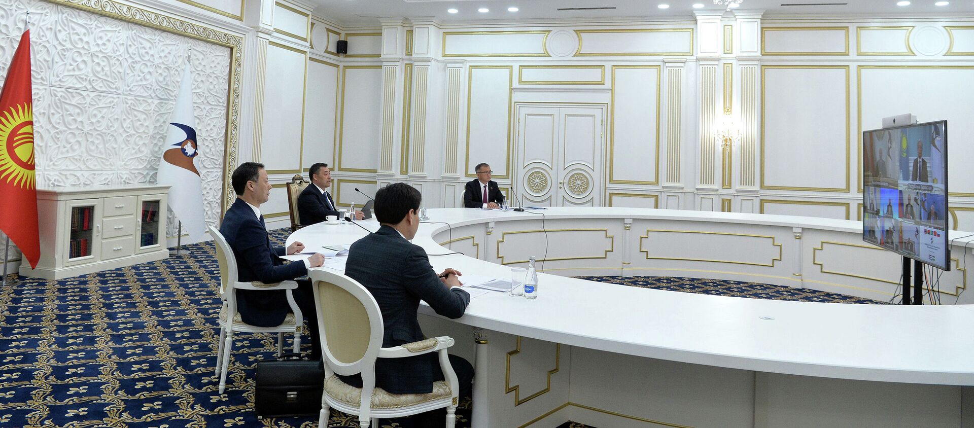 Президент Кыргызстана Садыр Жапаров принимает участие в очередном заседании Высшего Евразийского экономического совета (ВЕЭС) в формате видеоконференции - Sputnik Кыргызстан, 1920, 21.05.2021