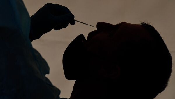 Медицинский работник собирает мазок для теста на COVID-19 - Sputnik Кыргызстан