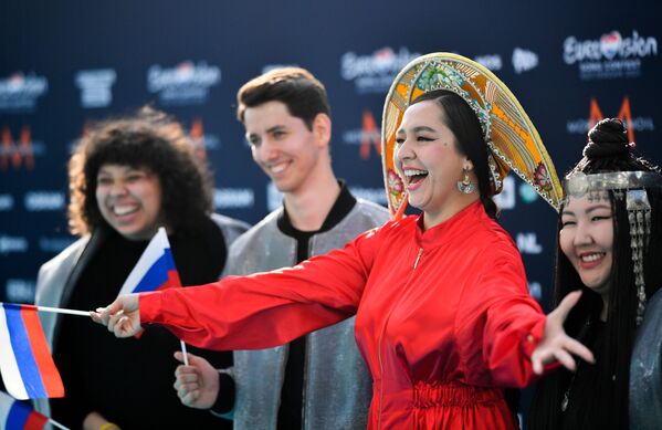 Певица Манижа со своей командой (Россия) на бирюзовой ковровой дорожке перед началом церемонии открытия Евровидения-2021 в Роттердаме - Sputnik Кыргызстан