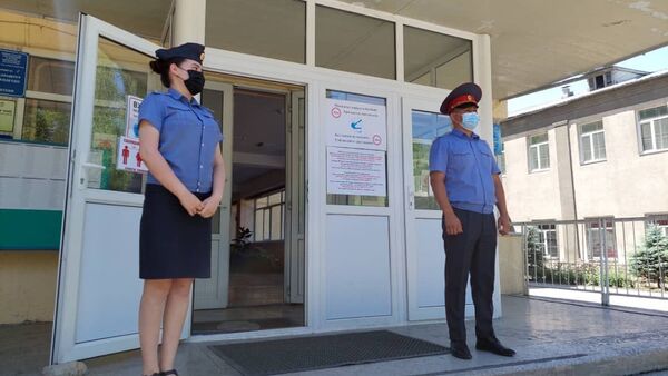 Милиция ЖРТ учурунда мектептерде коопсуздукту көзөмөлдөп жатата - Sputnik Кыргызстан