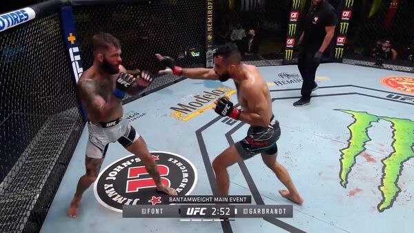 Боец не нанес ни одного удара и был нокаутирован — моменты турнира UFC. Видео - Sputnik Кыргызстан