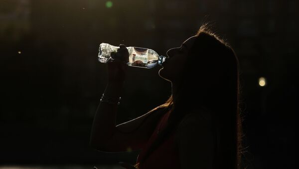 Девушка пьет воду из бутылки. Архивное фото - Sputnik Кыргызстан
