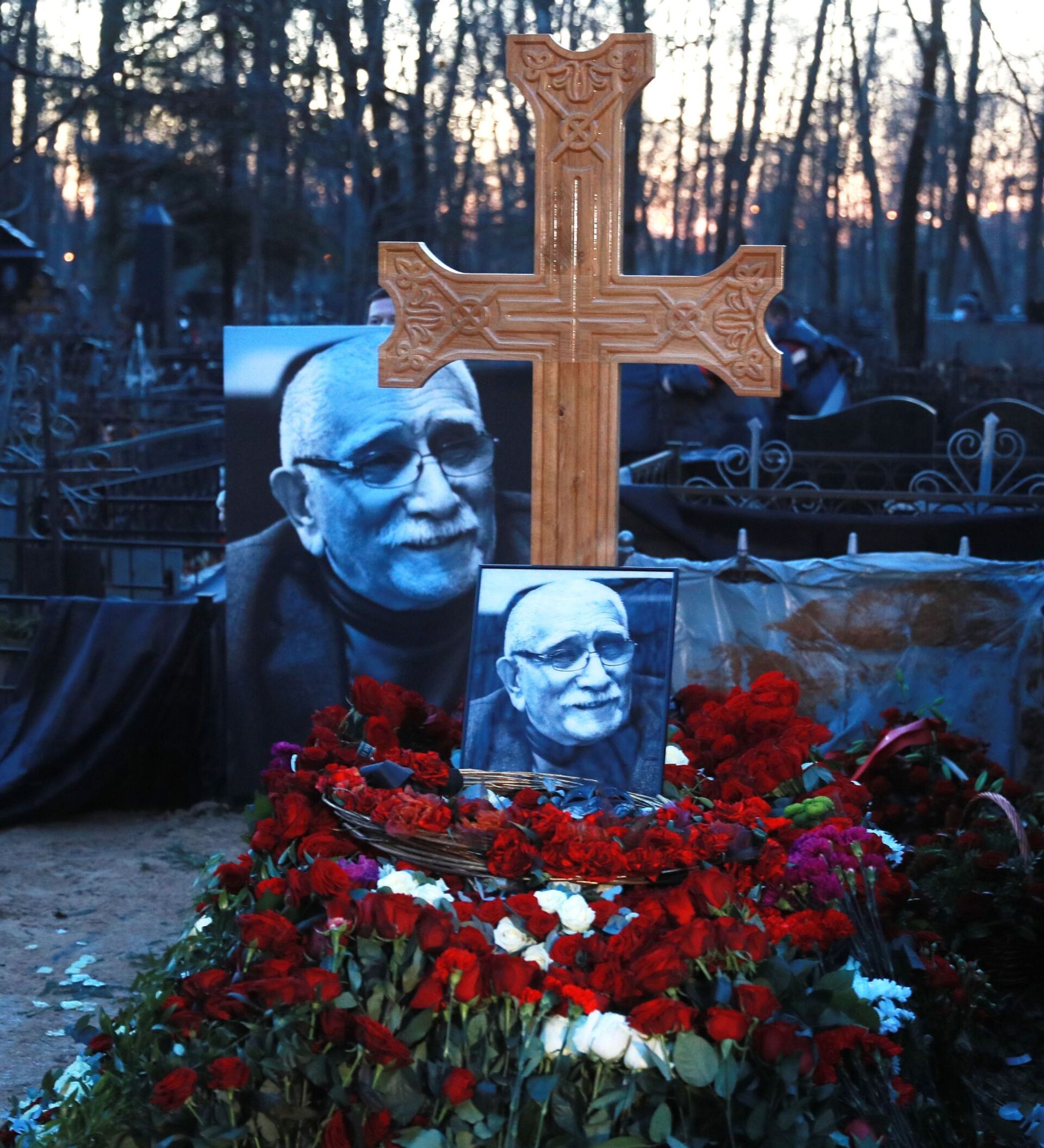 Кладбище похороненных актеров. Могила Армена Джигарханяна Ваганьковское кладбище. Памятник Армена Джигарханяна на Ваганьковском кладбище.