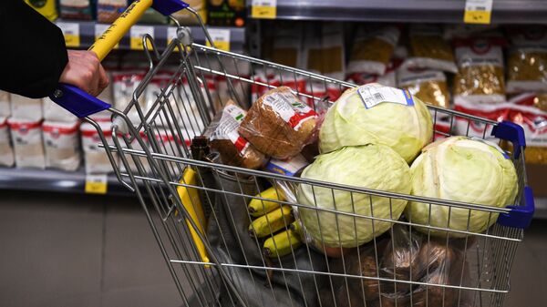 Тележка покупателя с продуктами в супермаркете. Архивное фото - Sputnik Кыргызстан