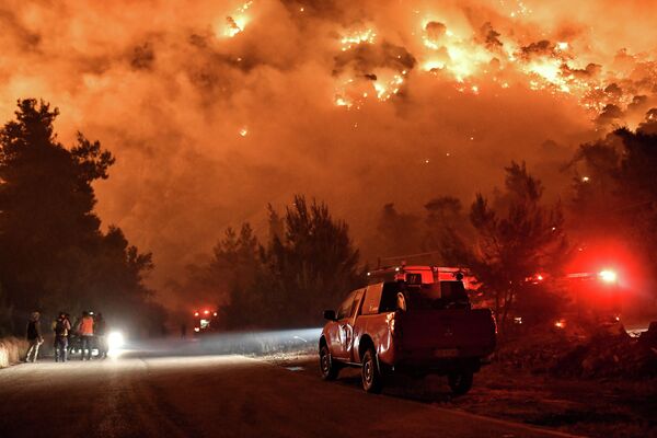Лесной пожар близ города Лутраки в Греции - Sputnik Кыргызстан