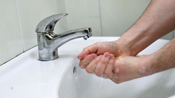 Человек моет руки. Архивное фото - Sputnik Кыргызстан