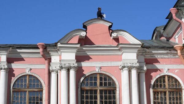 Мужчина на крыше здания в Санкт-Петербурге. Архивное фото - Sputnik Кыргызстан