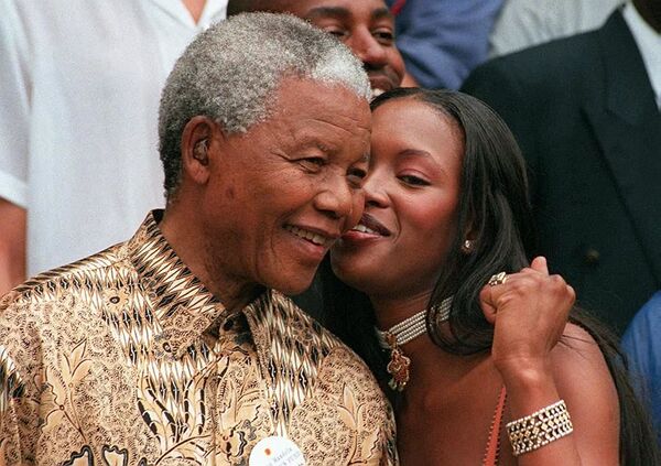 Түштүк Африка республикасынын президенти Нельсон Мандела жана Наоми Кэмпбелл Кейптаунда, 1998-жыл - Sputnik Кыргызстан