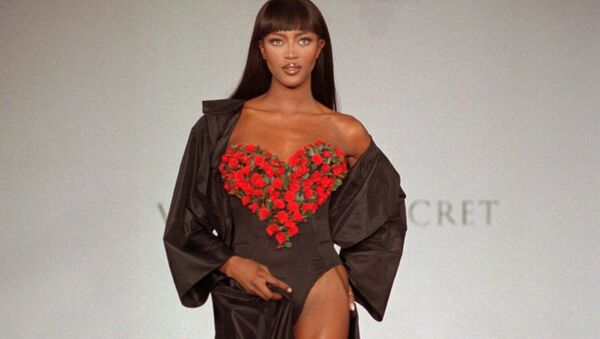 Наоми Кэмпбелл открывает презентацию весенней коллекции нижнего белья Victoria's Secret в Нью-Йорке, 1996 год - Sputnik Кыргызстан