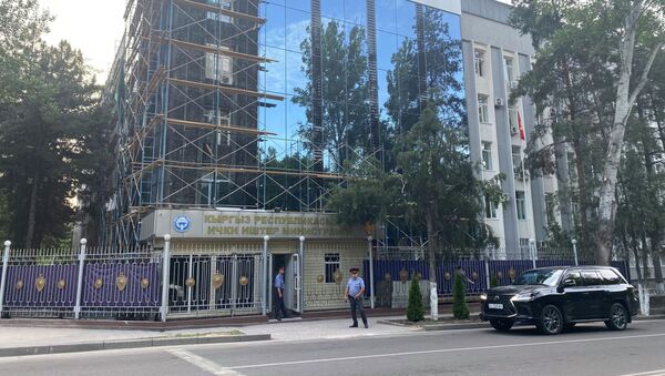 В Бишкеке идет ремонт здания МВД, расположенного на пересечении улиц Фрунзе и Тыныстанова - Sputnik Кыргызстан