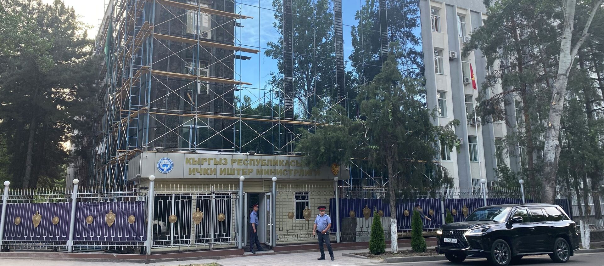 В Бишкеке идет ремонт здания МВД, расположенного на пересечении улиц Фрунзе и Тыныстанова - Sputnik Кыргызстан, 1920, 25.05.2021