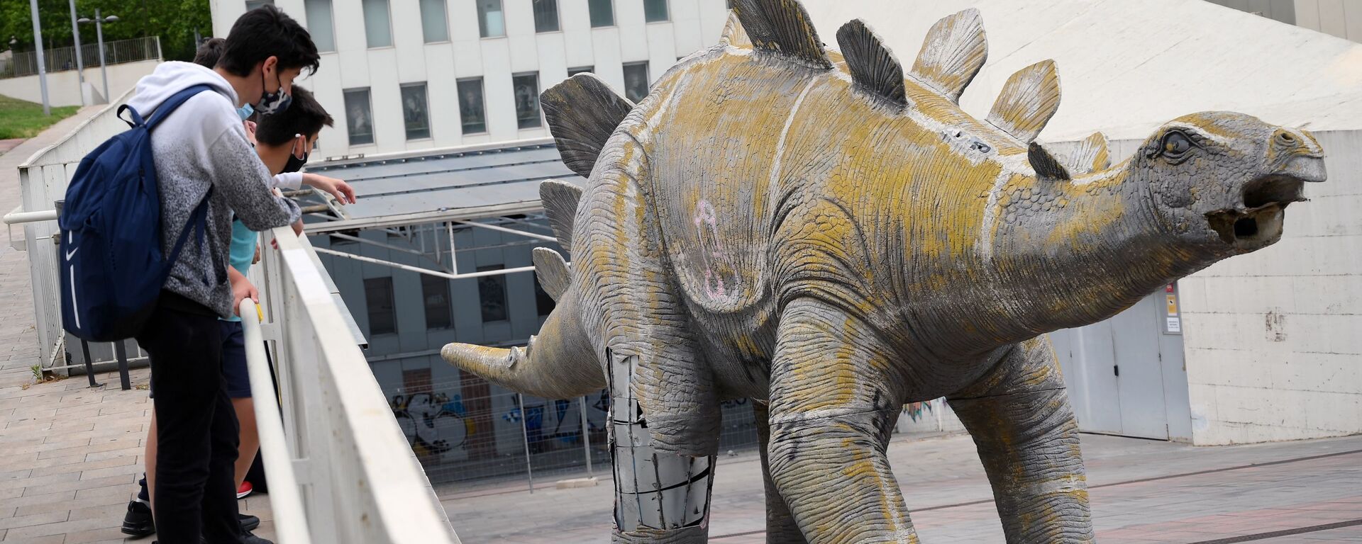 Ичинен кишинин сөөгүн табылган Испаниядагы динозаврдын статуясы - Sputnik Кыргызстан, 1920, 26.05.2021
