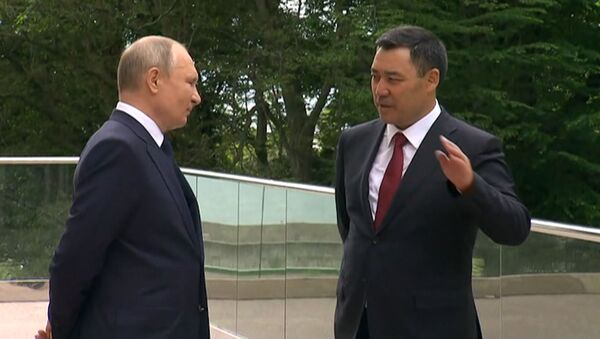 Президент РФ Владимир Путин и президент Кыргызстана Садыр Жапаров во время встречи в Сочи - Sputnik Кыргызстан