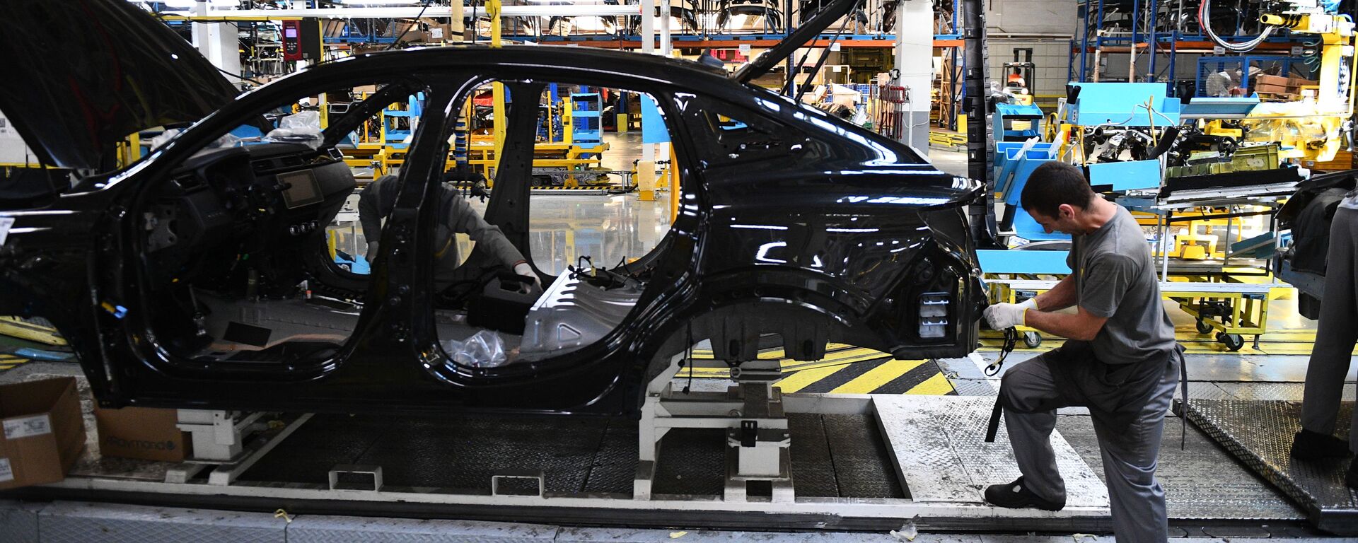 Сборка автомобиля на автозаводе. Архивное фото - Sputnik Кыргызстан, 1920, 07.10.2025