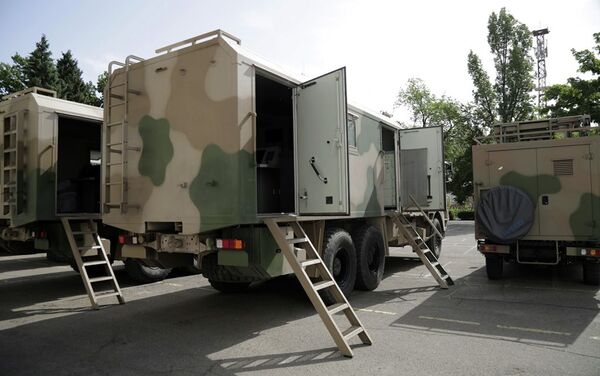 На фотографиях видно, что подарены военные грузовики, гражданские машины и другое военное имущество - Sputnik Кыргызстан