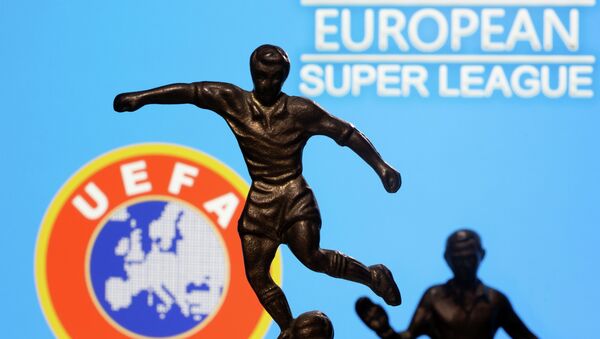 Металлическая фигура футболиста на фоне логотипа УЕФА. Архивное фото - Sputnik Кыргызстан