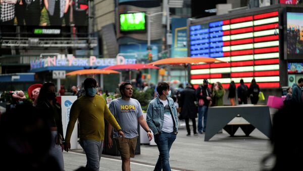 Люди идут через Таймс-сквер в Нью-Йорке. Архивное фото - Sputnik Кыргызстан